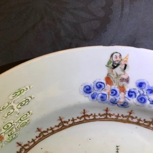 Un plat en porcelaine de Chine famille rose à décor des 'Huits Immortels' et un paysage, Qianlong — photo 7