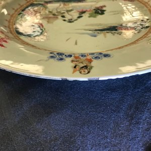 Un plat en porcelaine de Chine famille rose à décor des 'Huits Immortels' et un paysage, Qianlong — photo 8