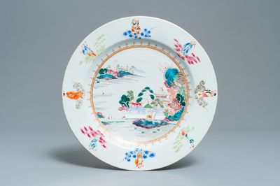Un plat en porcelaine de Chine famille rose à décor d'immortels et d'un paysage, Qianlong