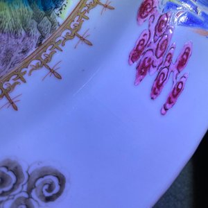 Un plat en porcelaine de Chine famille rose à décor d'immortels et d'un paysage, Qianlong — photo 3