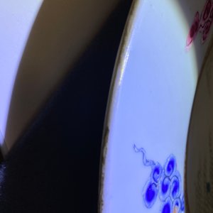 Un plat en porcelaine de Chine famille rose à décor d'immortels et d'un paysage, Qianlong — photo 6