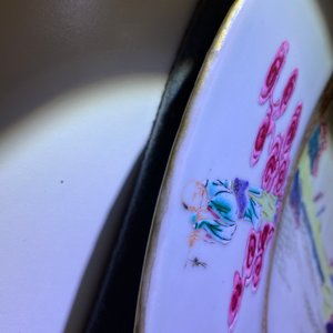 Un plat en porcelaine de Chine famille rose à décor d'immortels et d'un paysage, Qianlong — photo 7