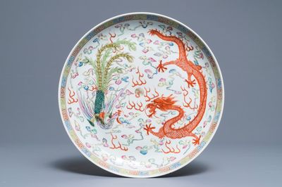 Un plat en porcelaine de Chine famille rose à décor 'dragon et phénix', marque et époque de Guangxu