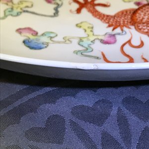 Un plat en porcelaine de Chine famille rose à décor 'dragon et phénix', marque et époque de Guangxu — photo 6