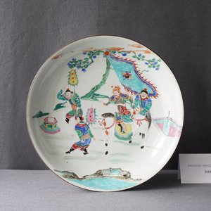 Un plat en porcelaine de Chine famille rose à décor d'un chef sur cheval entouré de soldats, Yongzheng/Qianlong — photo 3
