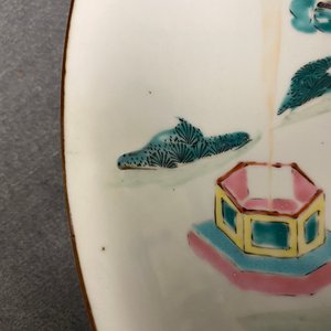 Un plat en porcelaine de Chine famille rose à décor d'un chef sur cheval entouré de soldats, Yongzheng/Qianlong — photo 5
