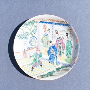 Un plat en porcelaine de Chine famille rose à décor d'un danseur à la court, Yongzheng — photo 16