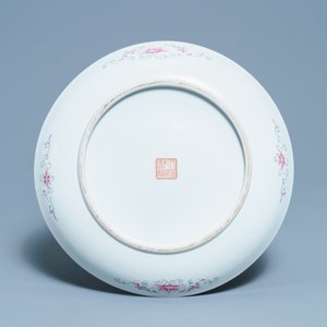 Un plat en porcelaine de Chine famille rose à décor d'un dragon et d'un phénix, marque de Qianlong, République — photo 2