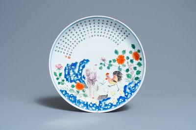 Un plat en porcelaine de Chine famille rose à décor d'un garçon, un coq, une poule et leurs poussins, marque minyao et époque de Qianlong
