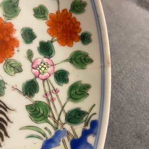 Un plat en porcelaine de Chine famille rose à décor d'un garçon, un coq, une poule et leurs poussins, marque minyao et époque de Qianlong — photo 3