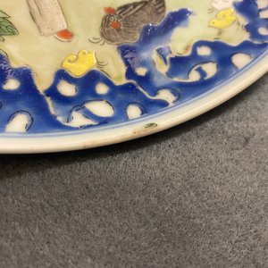 Un plat en porcelaine de Chine famille rose à décor d'un garçon, un coq, une poule et leurs poussins, marque minyao et époque de Qianlong — photo 7
