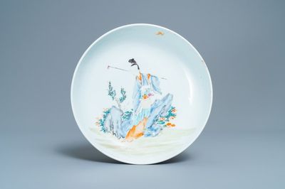 Un plat en porcelaine de Chine famille rose à décor d'une dame dans un paysage, Yongzheng