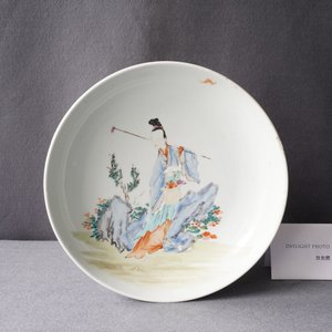 Un plat en porcelaine de Chine famille rose à décor d'une dame dans un paysage, Yongzheng — photo 3