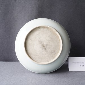 Un plat en porcelaine de Chine famille rose à décor d'une dame dans un paysage, Yongzheng — photo 4