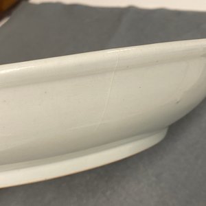 Un plat en porcelaine de Chine famille rose à décor d'une dame dans un paysage, Yongzheng — photo 6