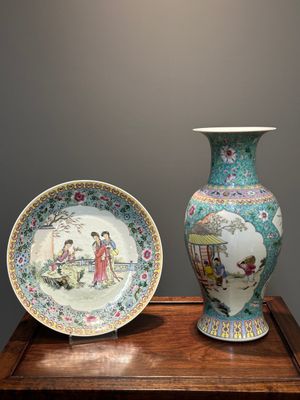 Un plat en porcelaine de Chine famille rose à décor figuratif et un vase à décor de la production de riz, marque de Qianlong, 20ème — photo 1