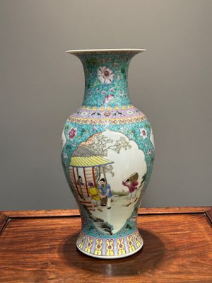 Un plat en porcelaine de Chine famille rose à décor figuratif et un vase à décor de la production de riz, marque de Qianlong, 20ème — photo 13