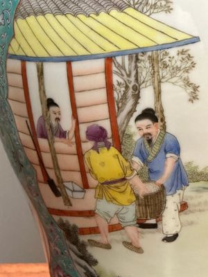 Un plat en porcelaine de Chine famille rose à décor figuratif et un vase à décor de la production de riz, marque de Qianlong, 20ème — photo 18