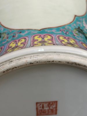 Un plat en porcelaine de Chine famille rose à décor figuratif et un vase à décor de la production de riz, marque de Qianlong, 20ème — photo 24