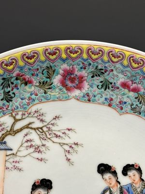 Un plat en porcelaine de Chine famille rose à décor figuratif et un vase à décor de la production de riz, marque de Qianlong, 20ème — photo 6