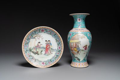Un plat en porcelaine de Chine famille rose à décor figuratif et un vase à décor de la production de riz, marque de Qianlong, 20ème
