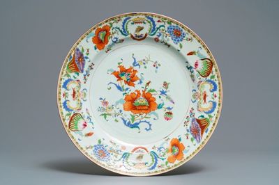 Un plat en porcelaine de Chine famille rose à décor 'Pompadour', Qianlong