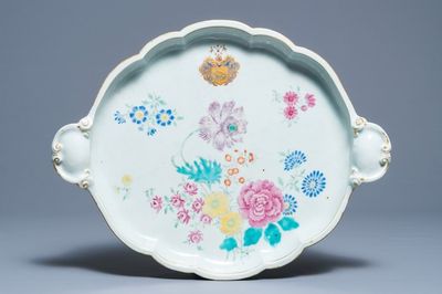 Un plat en porcelaine de Chine famille rose au blason de Loodh, Compagnie des Indes suédoise, Qianlong
