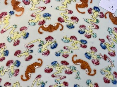 Un plat en porcelaine de Chine famille rose aux '100 chauve-souris' et une assiette à décor de lotus en bleu et blanc, marque et époque de Guangxu — photo 5