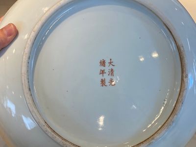 Un plat en porcelaine de Chine famille rose aux '100 chauve-souris' et une assiette à décor de lotus en bleu et blanc, marque et époque de Guangxu — photo 7