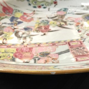 Un plat en porcelaine de Chine famille rose aux cavalières, Yongzheng/Qianlong, 18ème — photo 3