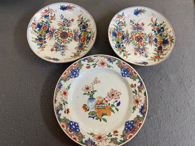 Un plat en porcelaine de Chine famille rose et une paire d'assiettes en famille verte, Kangxi/Qianlong — photo 1
