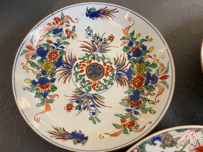 Un plat en porcelaine de Chine famille rose et une paire d'assiettes en famille verte, Kangxi/Qianlong — photo 2