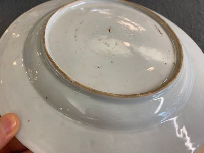 Un plat en porcelaine de Chine famille rose et une paire d'assiettes en famille verte, Kangxi/Qianlong — photo 6