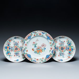 Un plat en porcelaine de Chine famille rose et une paire d'assiettes en famille verte, Kangxi/Qianlong — photo 1