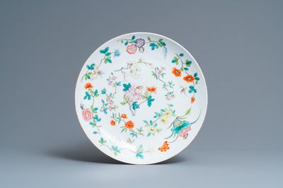 Un plat en porcelaine de Chine famille rose, marque de Jiaqing, 19ème