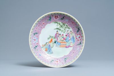 Un plat en porcelaine de Chine famille rose, marque de Qianlong, République