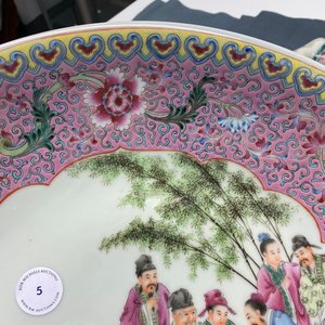 Un plat en porcelaine de Chine famille rose, marque de Qianlong, République — photo 5