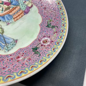 Un plat en porcelaine de Chine famille rose, marque de Qianlong, République — photo 7