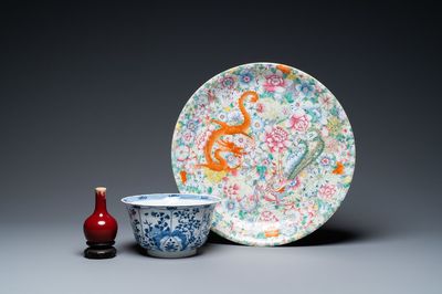 Un plat en porcelaine de Chine famille rose, un bol en bleu et blanc et un vase en sang de boeuf, 19/20ème