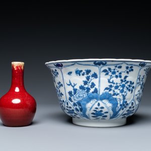 Un plat en porcelaine de Chine famille rose, un bol en bleu et blanc et un vase en sang de boeuf, 19/20ème — photo 4