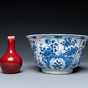 Un plat en porcelaine de Chine famille rose, un bol en bleu et blanc et un vase en sang de boeuf, 19/20ème — photo 6
