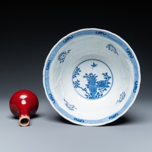 Un plat en porcelaine de Chine famille rose, un bol en bleu et blanc et un vase en sang de boeuf, 19/20ème — photo 8