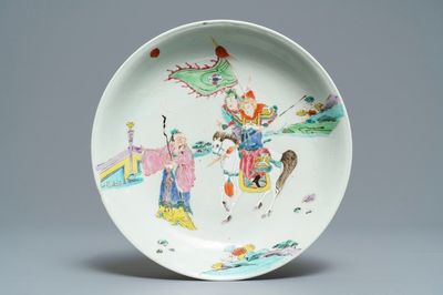 Un plat en porcelaine de Chine famille rose, Yongzheng