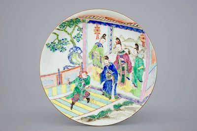Un plat en porcelaine de Chine famille rose, Yongzheng