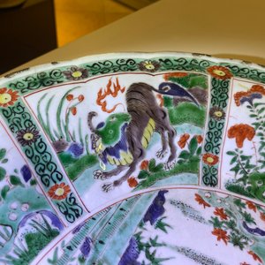 Un plat en porcelaine de Chine famille verte à décor d'animaux mythiques, Kangxi — photo 19