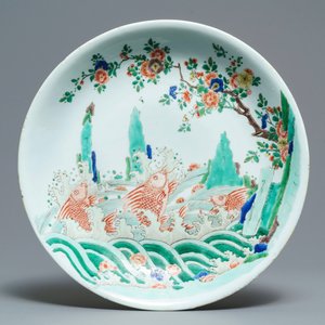 Un plat en porcelaine de Chine famille verte à décor de carpes, Kangxi — photo 1