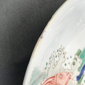 Un plat en porcelaine de Chine famille verte à décor de carpes, Kangxi — photo 13