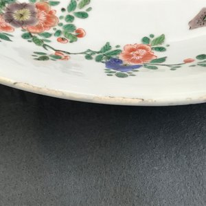 Un plat en porcelaine de Chine famille verte à décor de carpes, Kangxi — photo 15