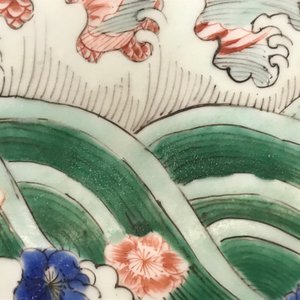 Un plat en porcelaine de Chine famille verte à décor de carpes, Kangxi — photo 19