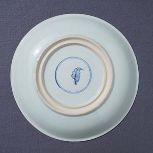 Un plat en porcelaine de Chine famille verte à décor de carpes, Kangxi — photo 22